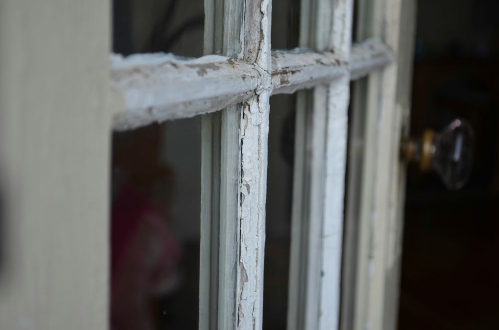 ytterdør i tre med vindu