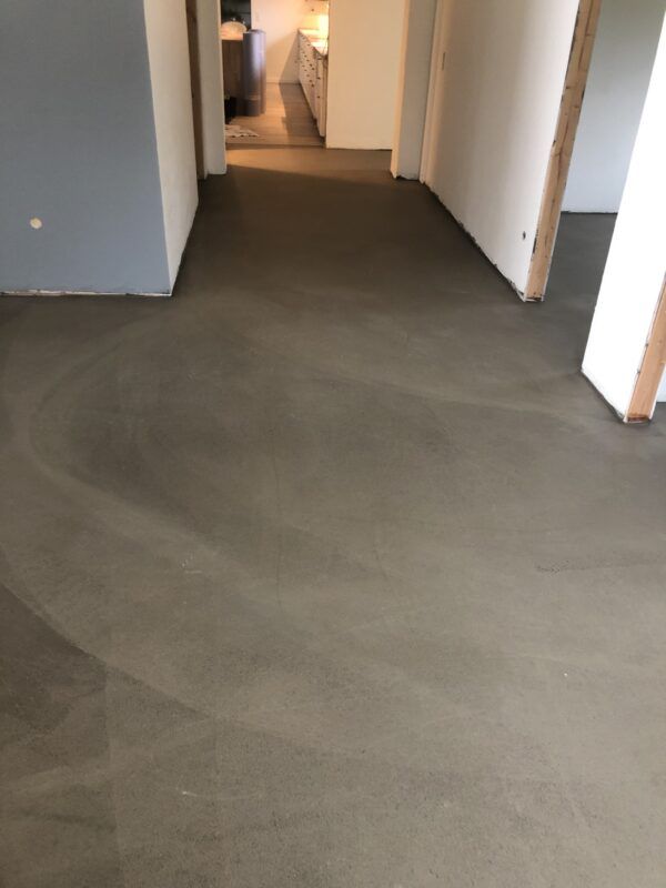Self levelling floor filler