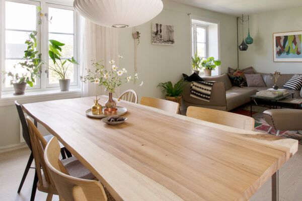 Dining table in solid wood