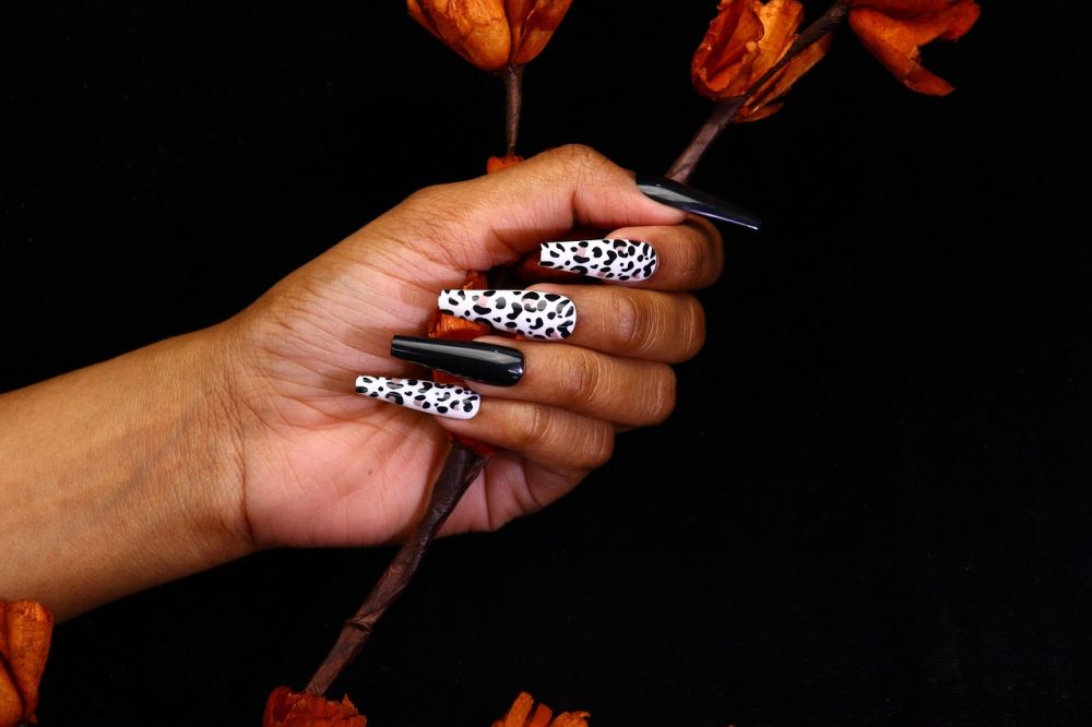 What is the difference between acrylic and gel nails?