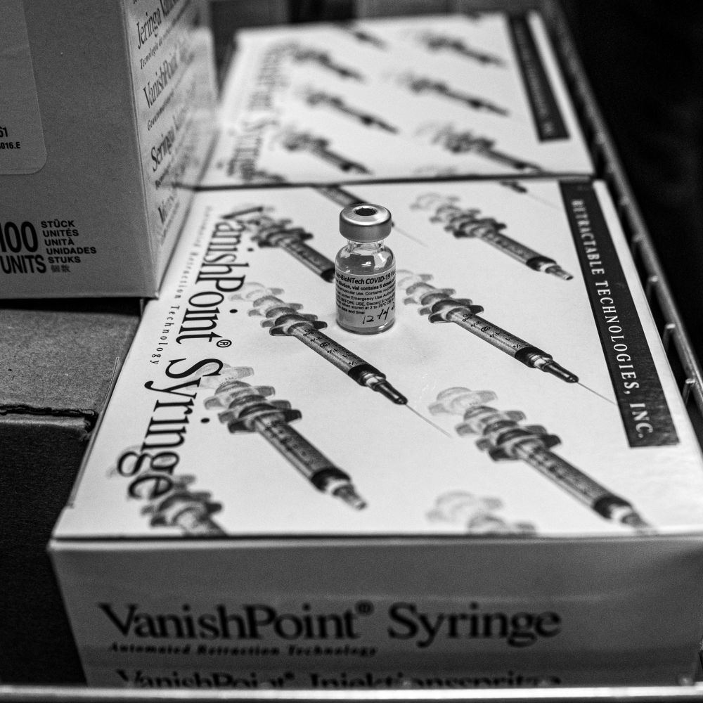 Lubricating syringe