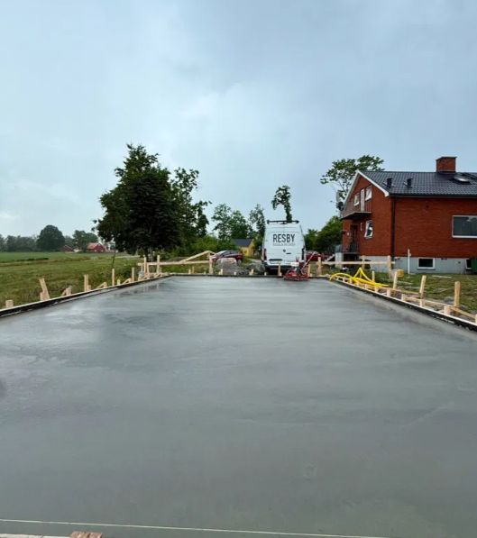 pouring house foundation